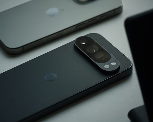 A crisp modern digital smartphone displaying balanced contrast settings for reading on the go